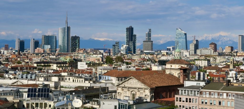 skyline de milan avec gratte-ciel modernes et architecture historique en premier plan