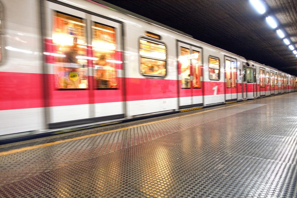 métro rouge et blanc en gare, Milan transport urbain