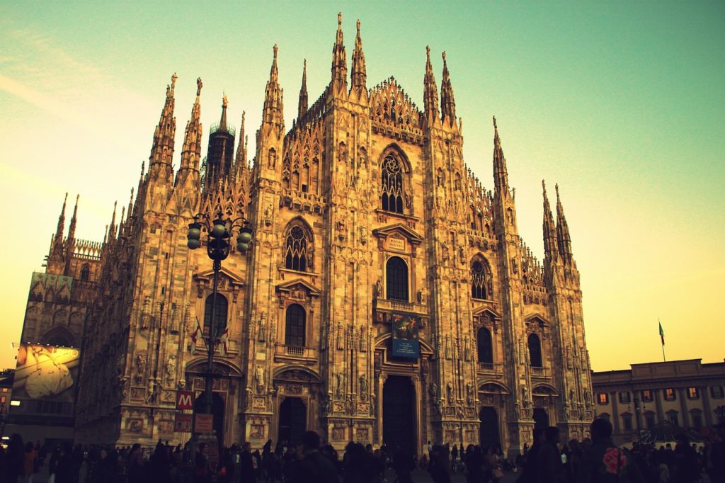 la cathédrale du dôme de milan au coucher du soleil avec ses flèches gothiques