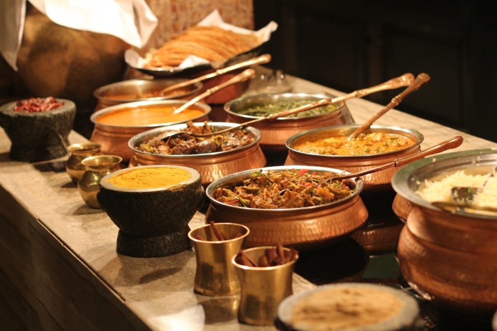 spécialités culinaires indiennes servies dans des plats traditionnels en cuivre