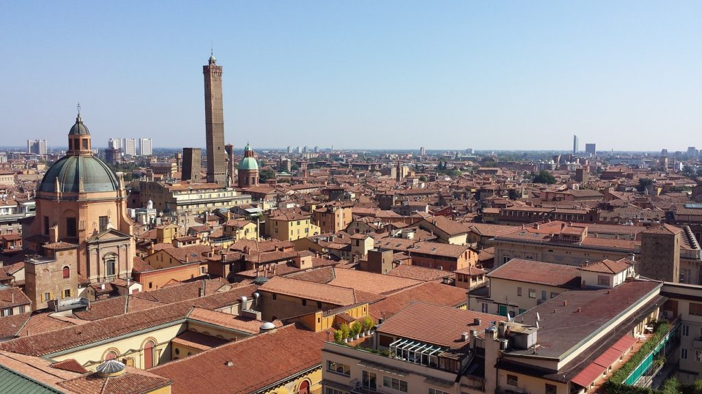 vue panoramique de Bologne avec ses tours médiévales et toits en terre cuite