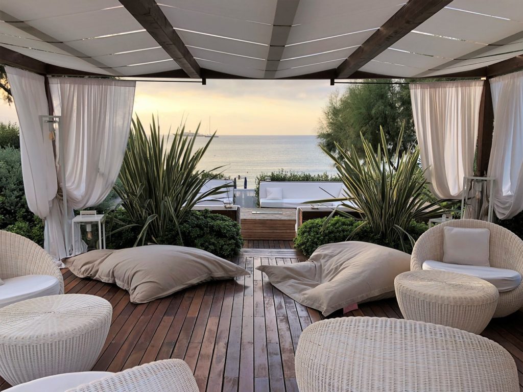 terrasse éco-responsable avec vue mer, mobilier naturel et pergola bioclimatique en Italie