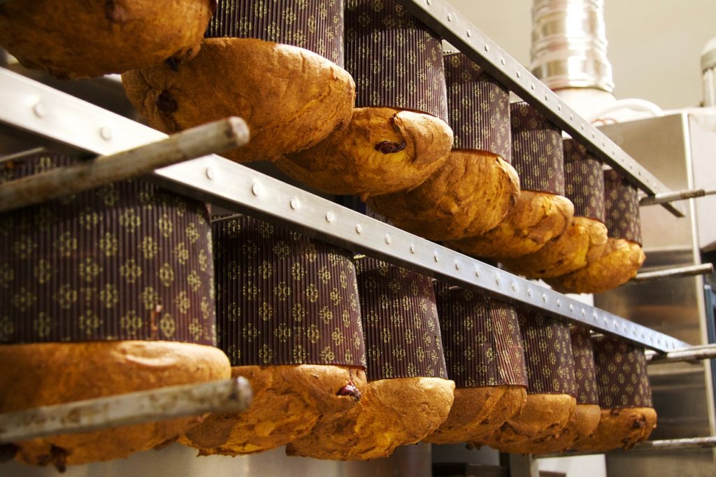 panettone et pandoro, pains italiens de noël sur étagères de boulangerie