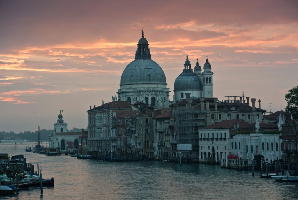 vue panoramique de venise au coucher de soleil avec la basilique santa maria della salute