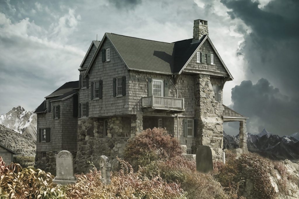 maison ancienne abandonnée avec pierre et bardeaux gris sous ciel orageux