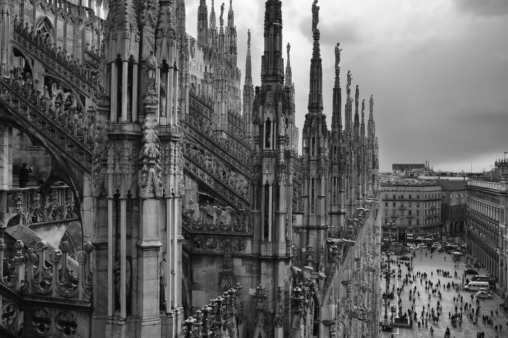 vue aérienne du duomo de milan avec ses flèches gothiques et la piazza en contrebas