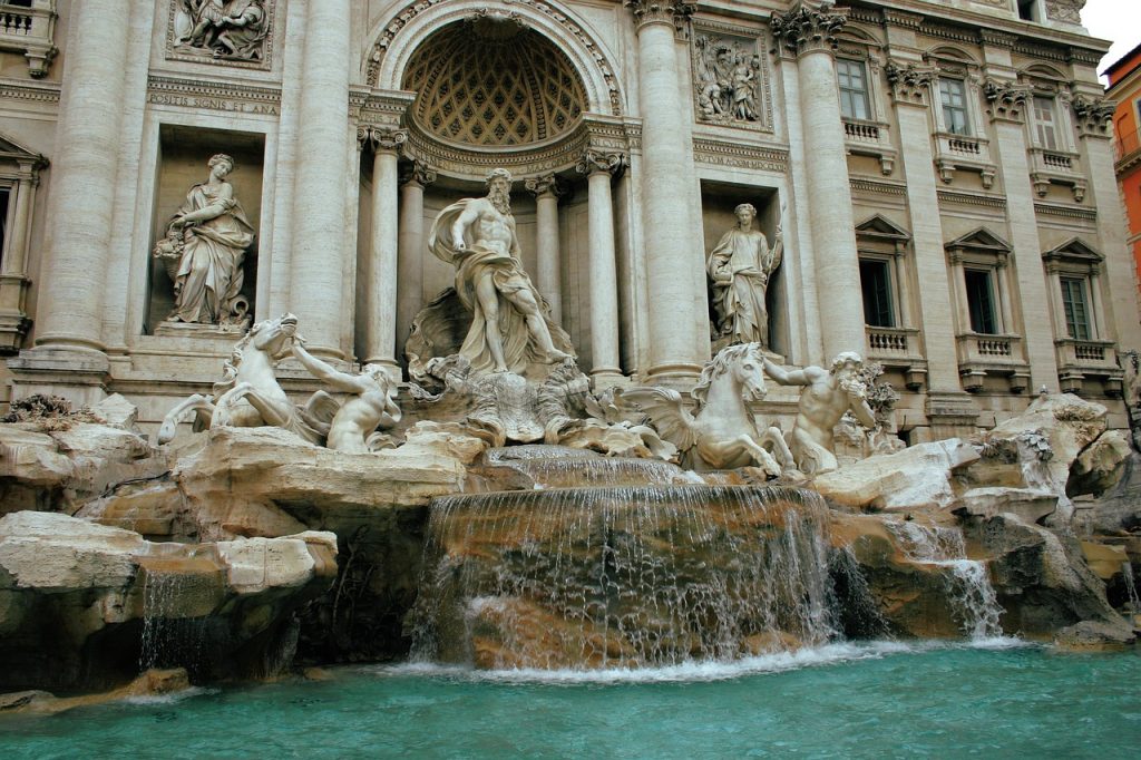 fontaine de trevi à rome avec ses sculptures baroques et son bassin turquoise