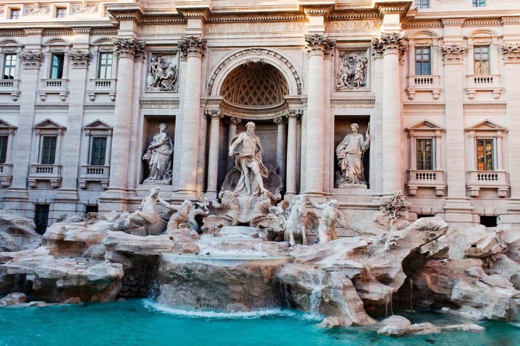 fontaine de trevi à rome avec ses sculptures baroques et son eau turquoise