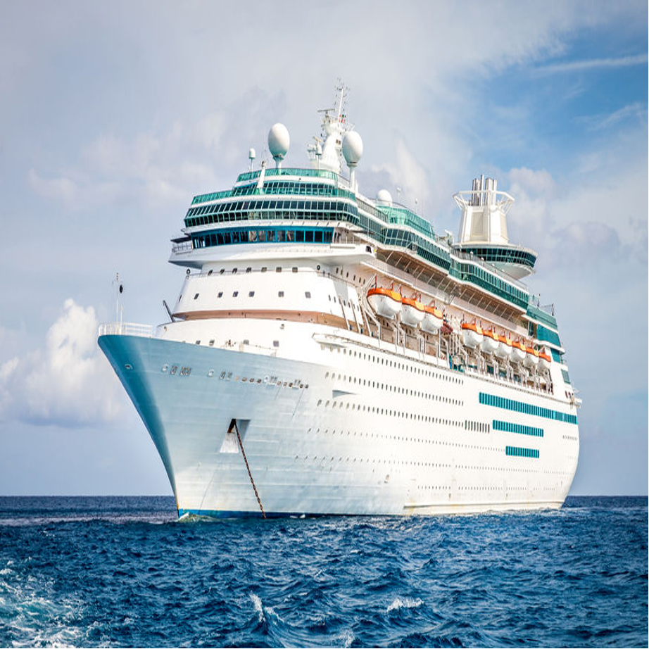 bateau de croisière de luxe blanc et turquoise naviguant en mer avec équipements modernes