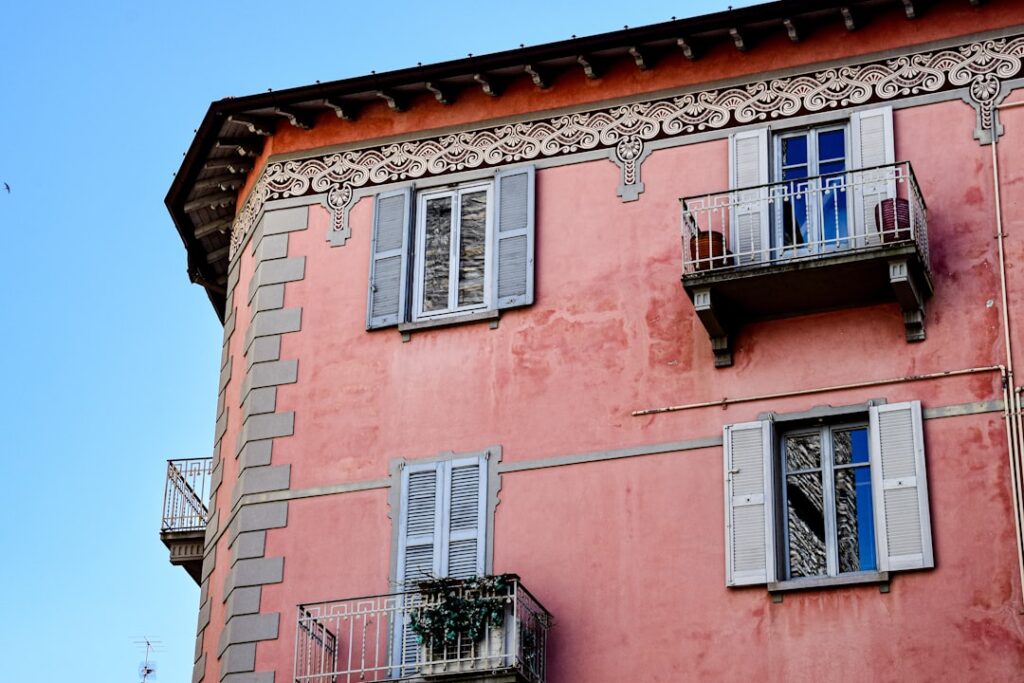 Explorer des lacs secrets en Italie : beauté paisible et éblouissante