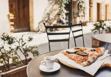 petit-déjeuner italien en terrasse avec espresso et pizza grillée