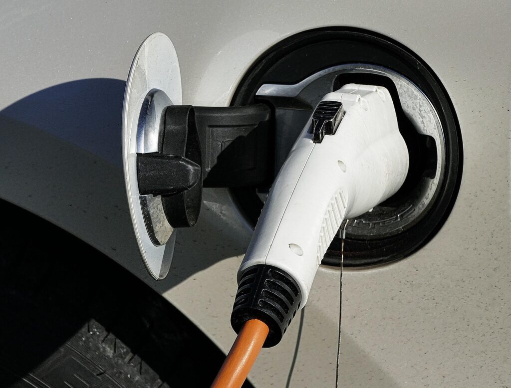 câble de recharge branché à une voiture électrique sur route française