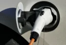 câble de recharge branché à une voiture électrique sur route française