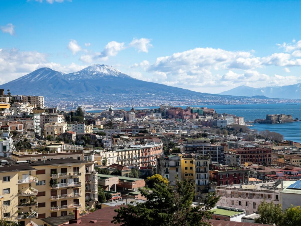 vue panoramique de naples avec le vésuve enneigé en arrière-plan