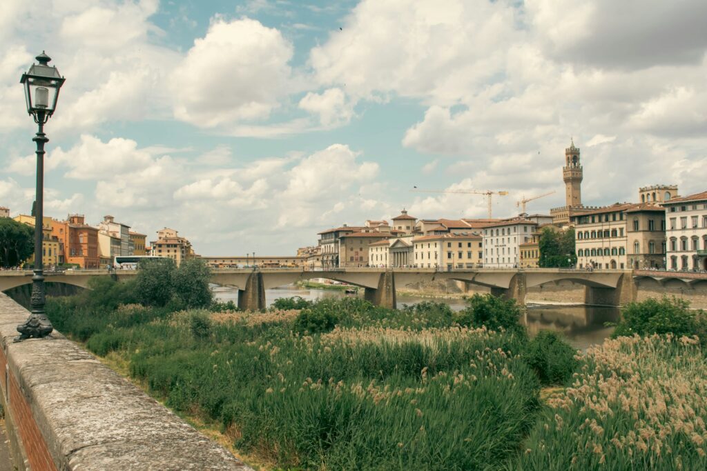 vue panoramique de florence avec l'arno, les ponts et la tour du palazzo vecchio
