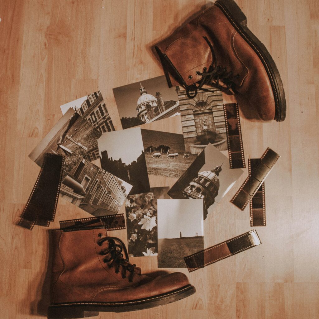 bottes de voyage en cuir avec photos et pellicules de voyage sur bois