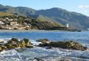 Italie du Sud petit budget : 8 jours Pouilles + Calabre Beautiful coastal landscape in Ogliastro, Corse, France with rocky shoreline and distant mountains.