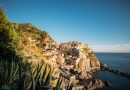 Itinéraire Ligurie 7 jours : villages, pesto et randos côtières Picturesque italian village perched on cliffs above the ocean.