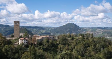 Itinéraire Ombrie 5 jours sans voiture : guide complet Scenic aerial view of San Leo castle and village in Emilia-Romagna, Italy.