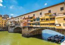 Itinéraire Toscane 10 jours : Florence, Sienne et Val d’Orcia Sunny view of Ponte Vecchio, a historic bridge with colorful shops over the Arno River in Florence, Italy.
