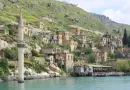 Itinéraire Basilicate 5 jours : Matera, Craco et villages perchés Picturesque Halfeti village with stone houses along the river, surrounded by lush hills.