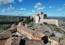 Itinéraire Marches 6 jours : Urbino, Ascoli Piceno & Adriatique A stunning aerial view of the historic Verucchio Castle in Emilia-Romagna, Italy, against a clear sky.