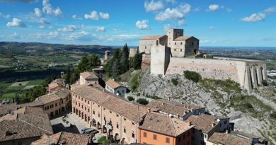 Itinéraire Marches 6 jours : Urbino, Ascoli Piceno & Adriatique A stunning aerial view of the historic Verucchio Castle in Emilia-Romagna, Italy, against a clear sky.